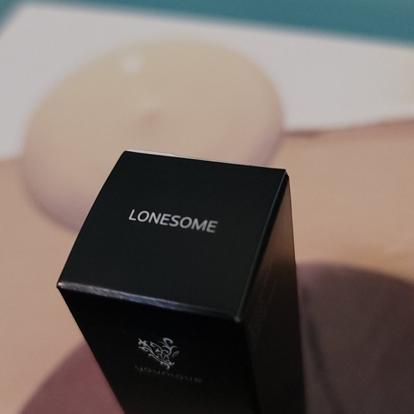 Lucrative lip Gloss - Picture 2 of 4